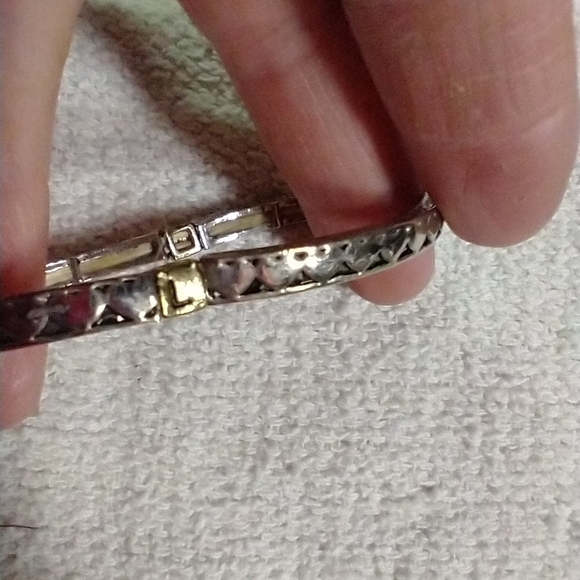 Silvertone textured stretch bracelet - Picture 3 of 4
